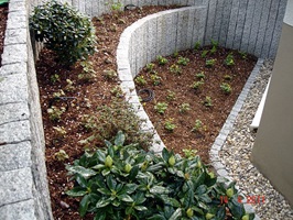 Gartenanlage mit Beetmauern